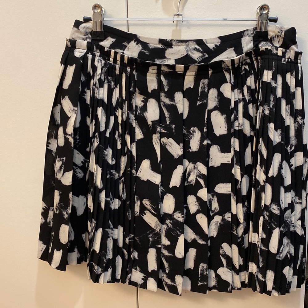 Banana Republic Black and White Short pleated skirt
